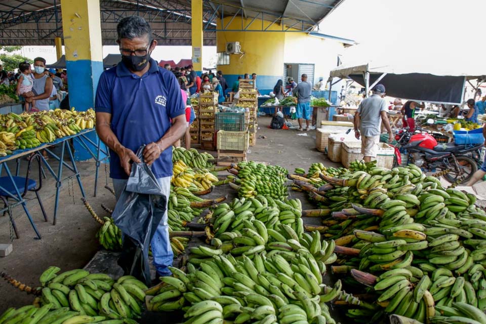 Sedam realiza mutirão de conscientização e limpeza na Feira do Cai N’Água, em Porto Velho