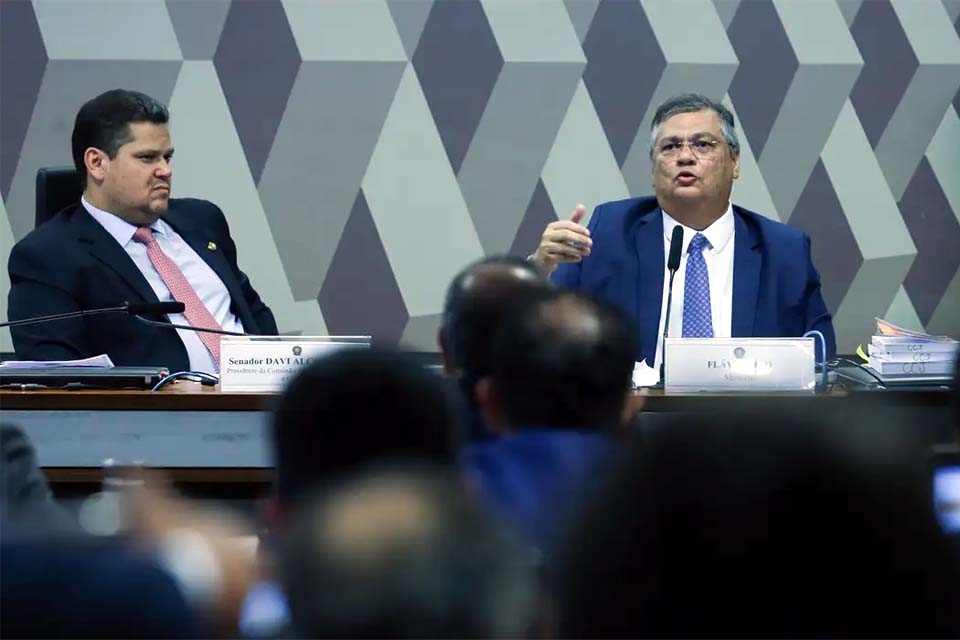 Dino diferencia político de juiz e cita princípios para levar ao STF