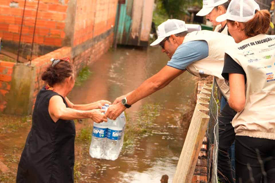 Semasf distribui cestas básicas e água potável para famílias desalojadas pela enchente