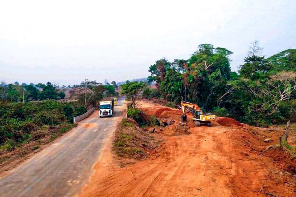 Ponte sobre o rio Ubirajara, localizada no km 18,4 da RO-463 recebe serviços do DER