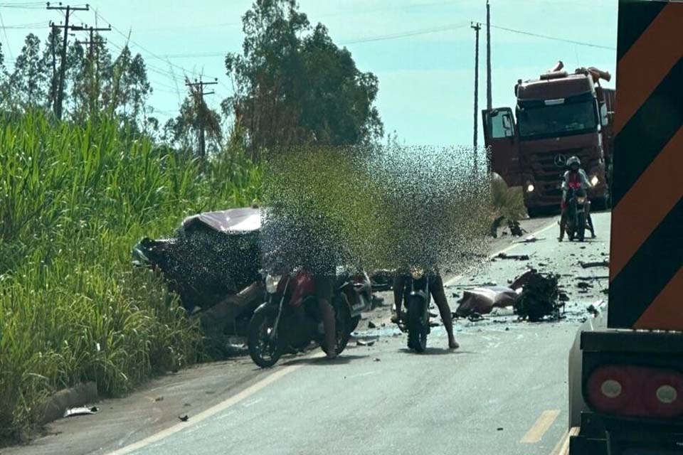 Idoso de 73 anos morre em colisão frontal entre carro e carreta na BR-364