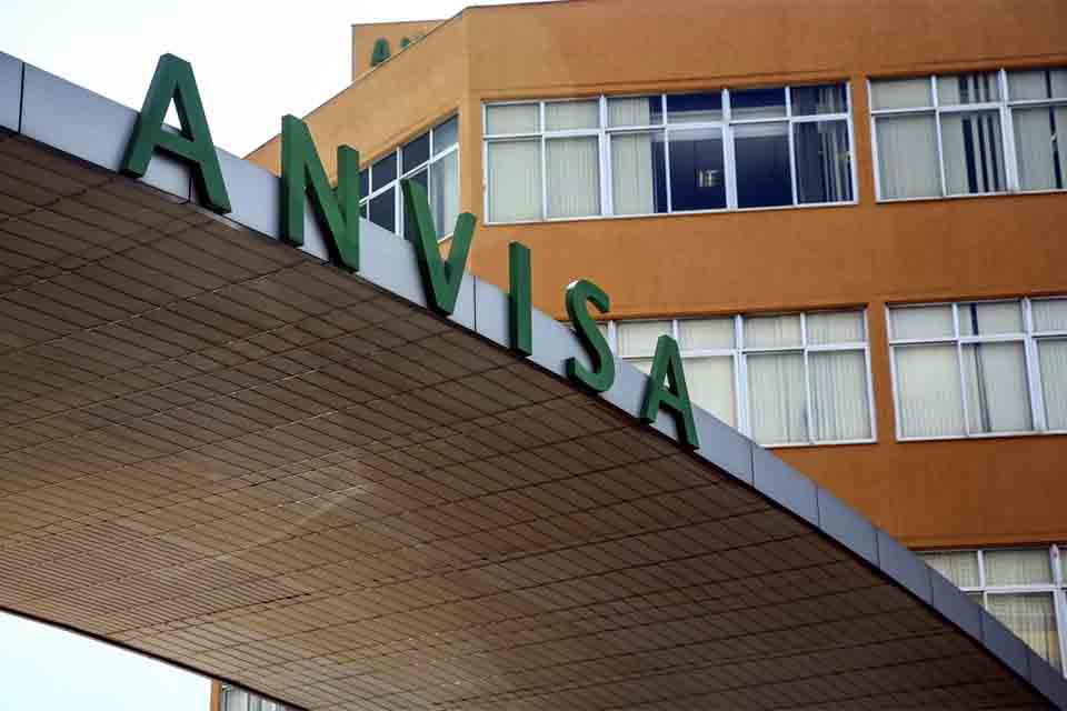 Anvisa alerta que 50 Ervas Emagrecedor está proibido no Brasil