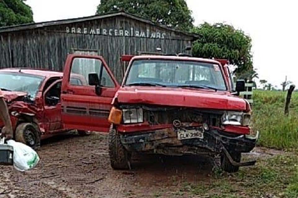 Colisão frontal entre carro e caminhonete deixa feridos na RO-133