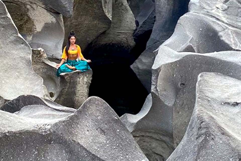 Aline Riscado aparece meditando em paisagem surreal