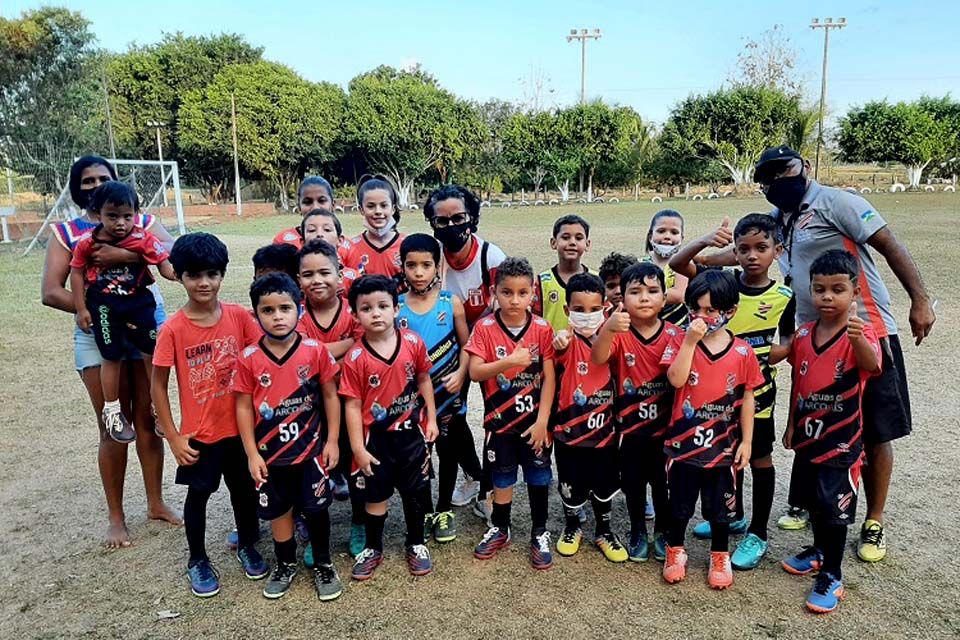 Escola de Futebol WS realiza campeonato de futebol de campo e society em Bom Jesus