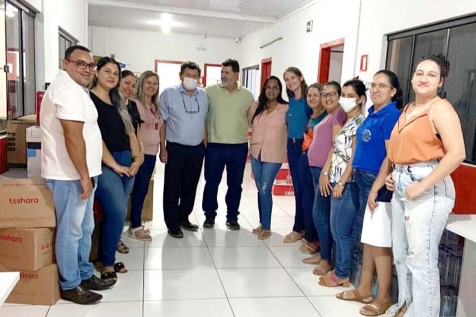 Deputada Lebrinha prestigia entrega de computadores para educação municipal de Teixeirópolis