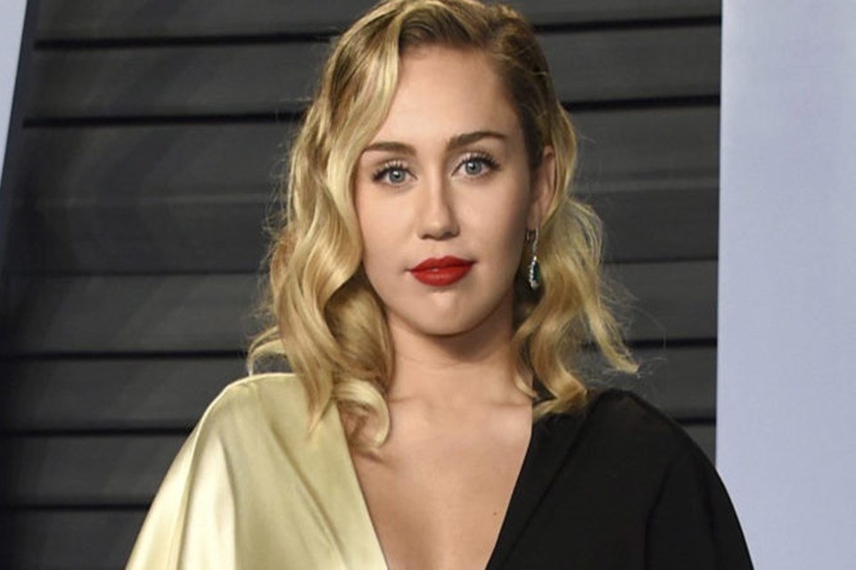 Cantora Miley Cyrus afirma estar há 6 meses sóbria