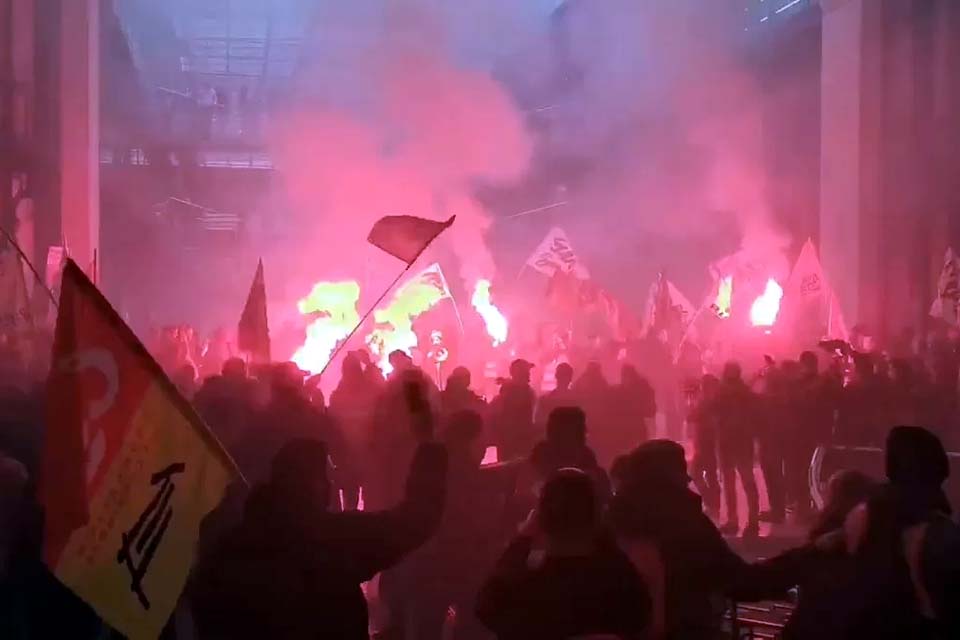 Bombeiro morre e 157 pessoas são presas em noite de protestos em Paris