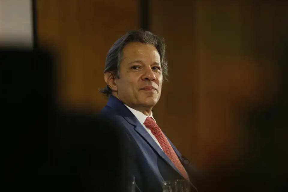 Em Nova York, Haddad diz que despesas estão dentro do arcabouço