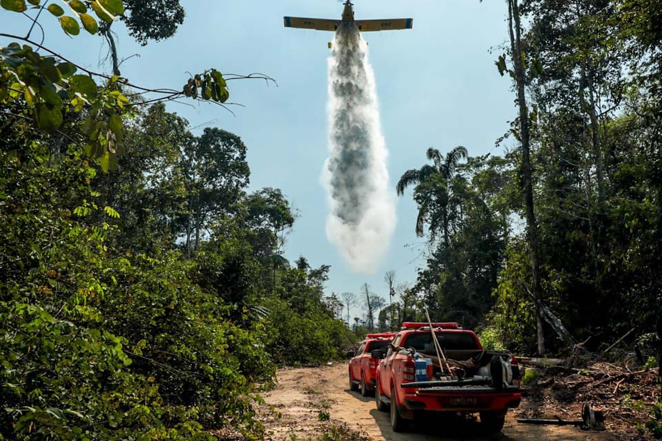 Governador Marcos Rocha assegura R$12,3 milhões junto ao Governo Federal para reforço aéreo no combate a incêndios em Rondônia