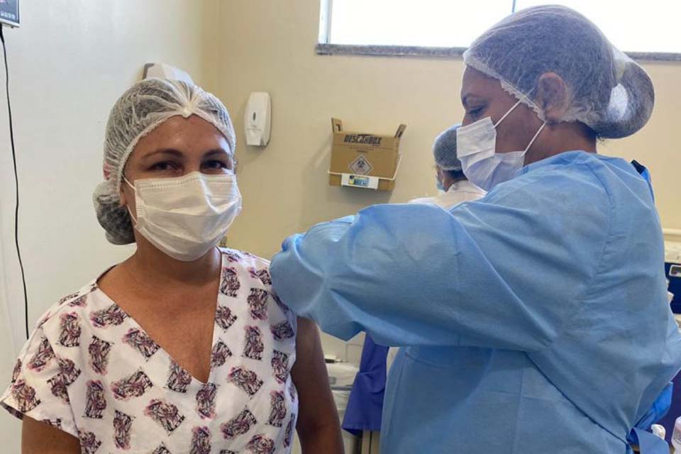 Profissionais da linha de frente do Hospital de Base começam a ser vacinados contra a Covid-19