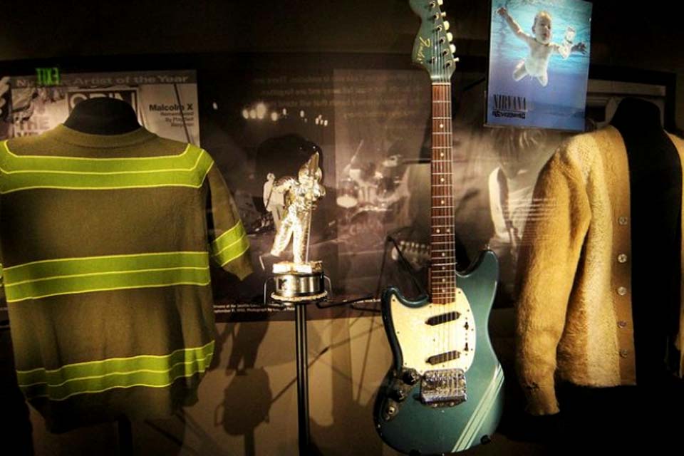 Guitarra azul de Kurt Cobain em clipe de “Smells Like Teen Spirit” será vendida em leilão