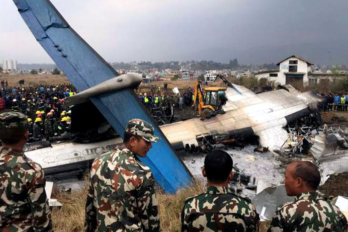 Avião cai no Nepal e deixa ao menos 38 mortos