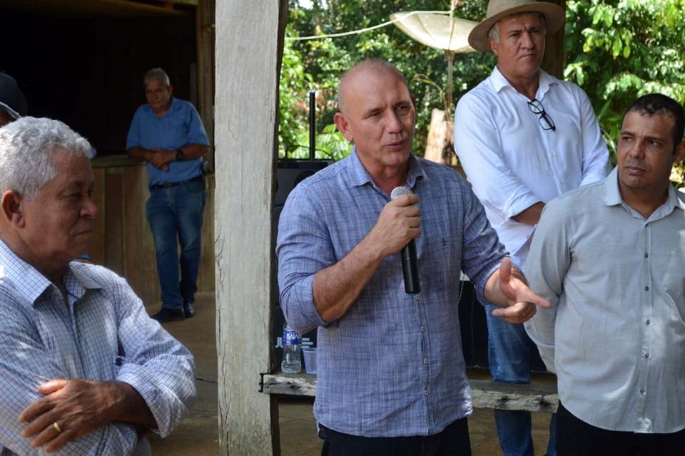 Ezequiel Neiva beneficia produtores rurais com calcário e implementos agrícolas no distrito de Estrela Azul