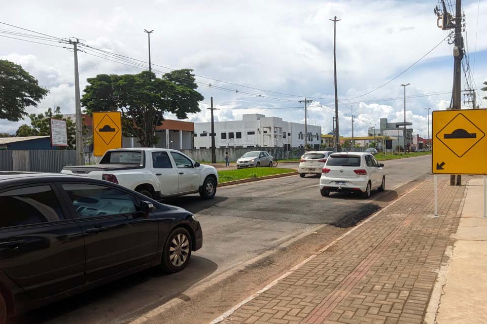 Após autorização federal, Prefeitura instala lombadas na BR-174 e libera cruzamento da avenida Tancredo Neves