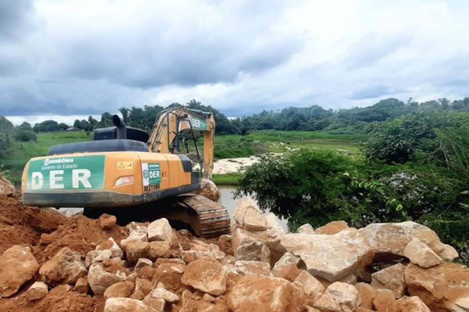 DER atua na contenção e proteção da cabeceira da ponte do rio Paraíso na RO-470