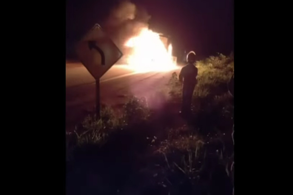 Ônibus que transportava universitários pega fogo a caminho de Pimenta Bueno
