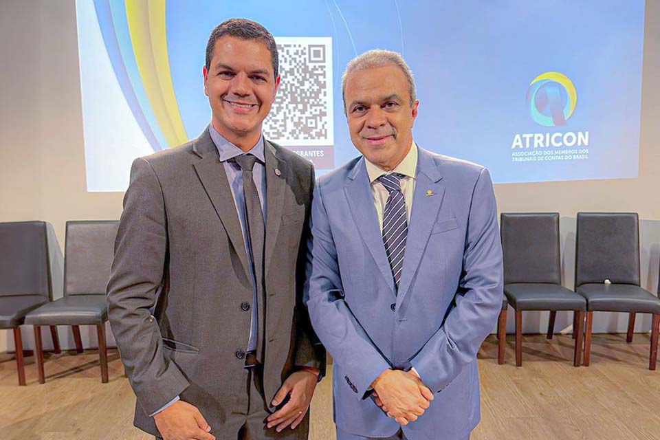  Deputado Cássio Gois participa da cerimônia de posse do conselheiro Edilson de Sousa Silva na presidência da Atricon