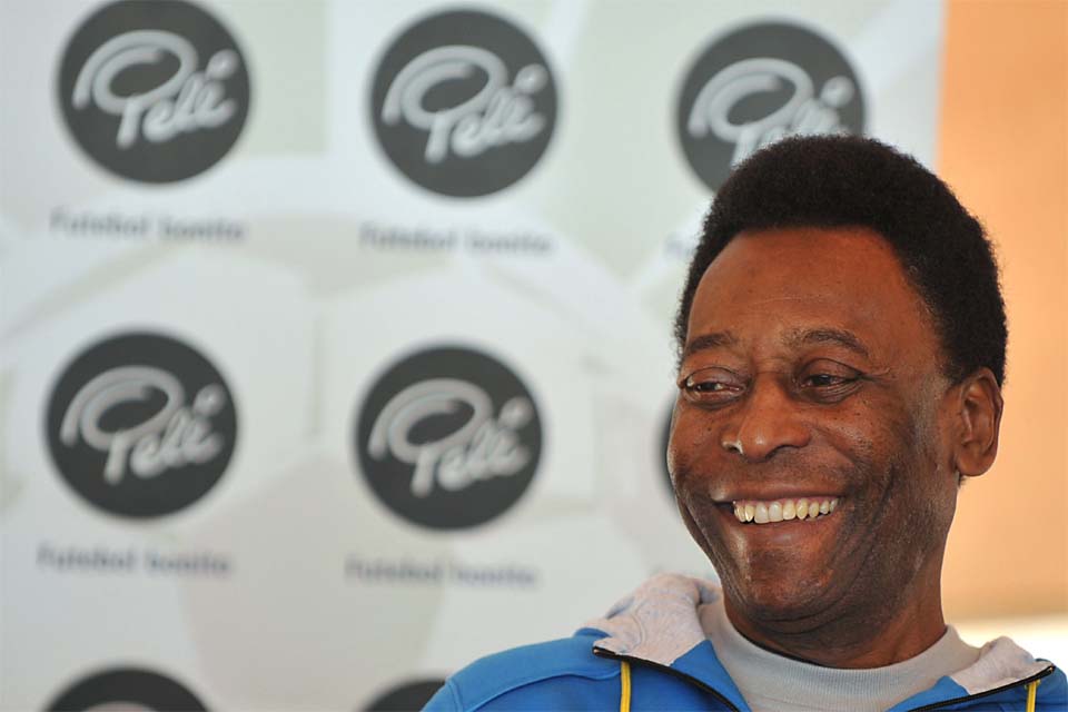 Pelé está em quarto comum e tem quadro estável, segundo boletim médico