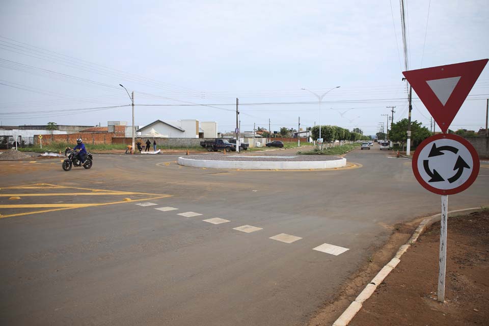 Semtran de Vilhena aprimora segurança com instalação de rotatória entre a avenida Melvin Jones e Dedines Cechinel