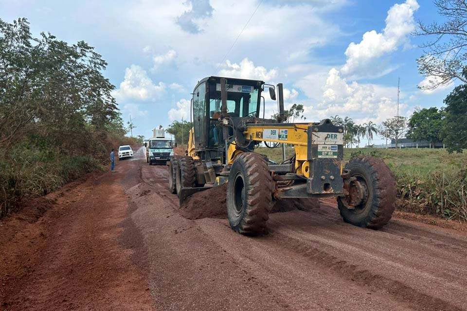 Departamento de Estradas de Rodagem trabalha na melhoria de trecho da RO-267 no município de Alvorada do Oeste