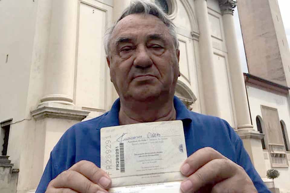 Na Itália, ex-prefeito de Cacoal Padre Franco posa com passaporte em mãos e diz ser vítima de perseguição política