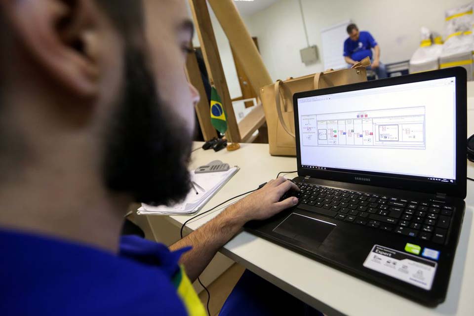 Um em cada dez estudantes brasileiros cursa ensino profissional