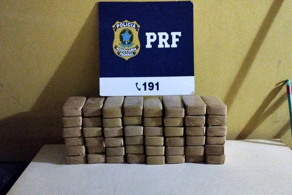 PRF intercepta caminhão prancha com 48 Kg de cocaína na BR 425