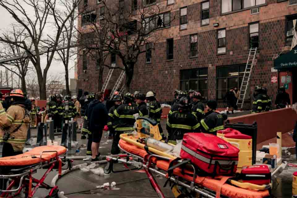 Incêndio em Nova York deixa 19 mortos, nove deles crianças