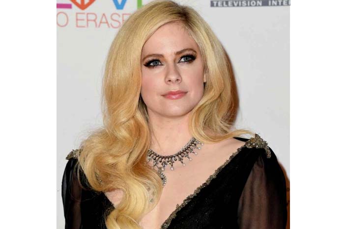 Avril Lavigne anuncia retorno e fala sobre sua luta contra doença grave