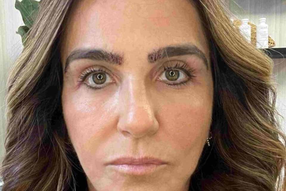 Monique Curi, aos 56 Anos, revela transplante de sobrancelhas e comemora resultado