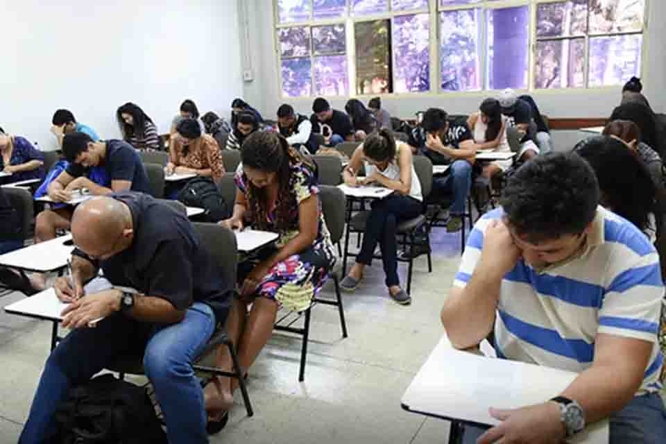 Estudantes fazem a prova do Enade neste domingo