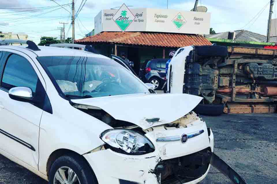 Caminhonete tomba após ser atingida por pálio no centro de Porto Velho