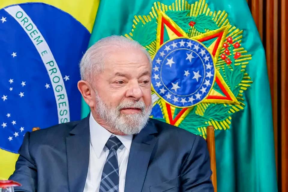 Lula anuncia obras de ferrovia de 1.527 km e sanciona projeto da igualdade salarial