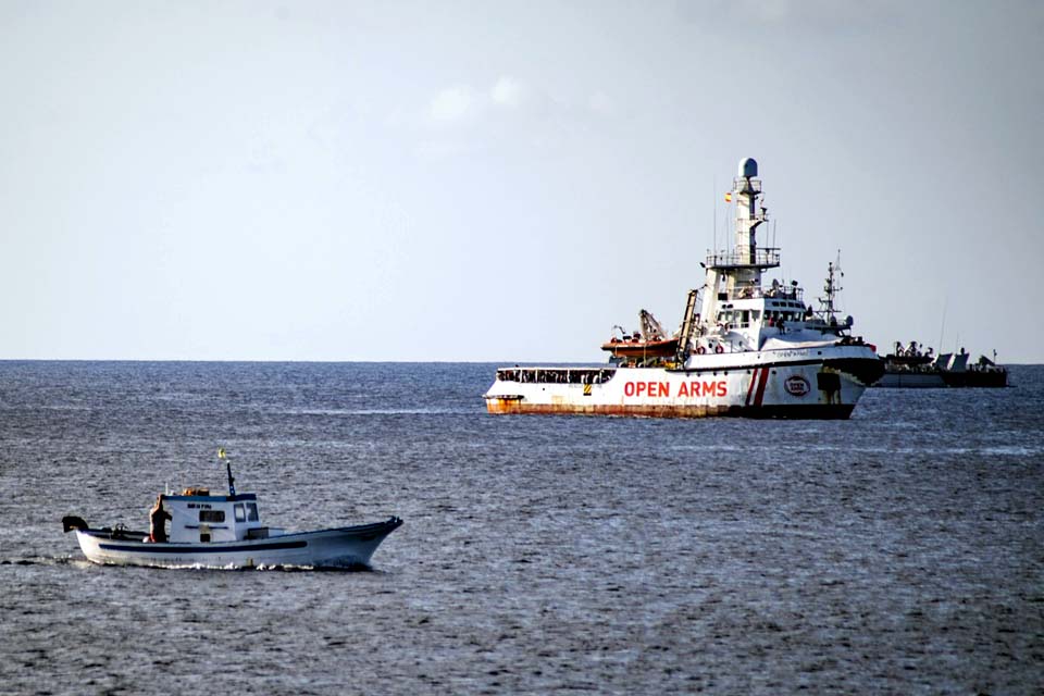 Espanha enviará barco militar para resgatar migrantes à deriva no Mediterrâneo