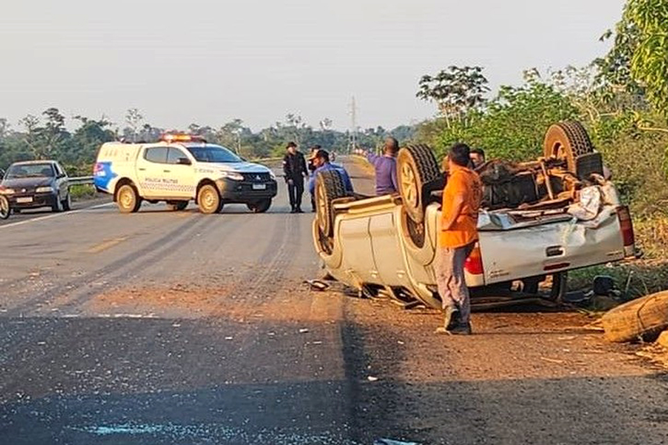 Caminhonete capota após colisão entre veiculos na BR-429