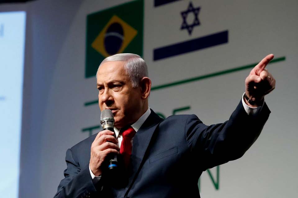 Netanyahu se diz vítima de golpe em início de julgamento