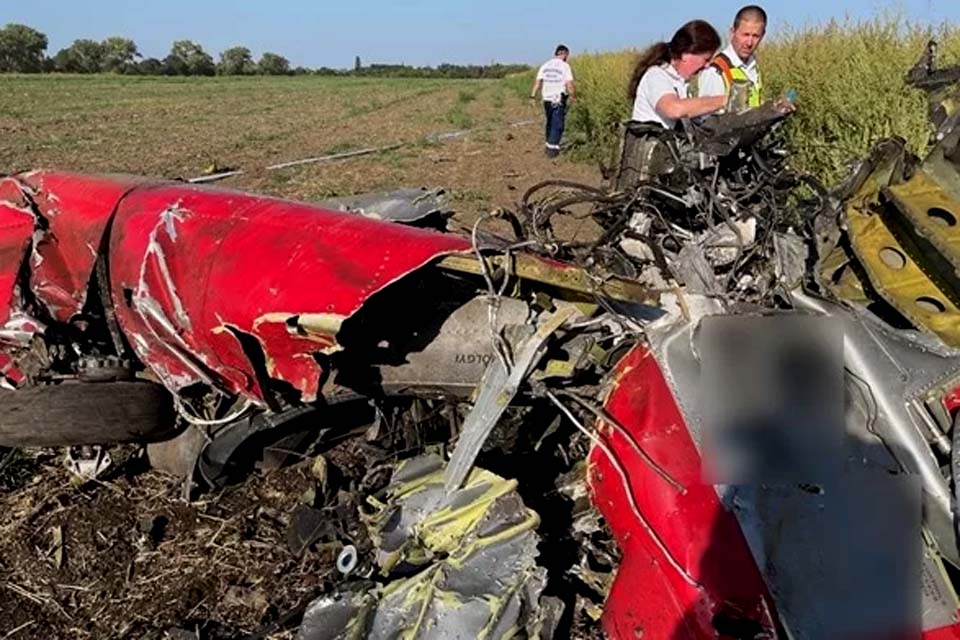 Avião cai ao lado de carro em show aéreo na Hungria e mata duas pessoas